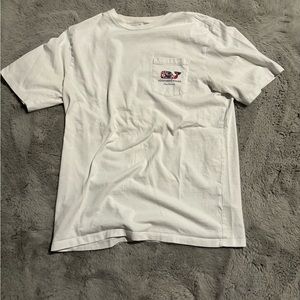 white vineyard vines tee shirt